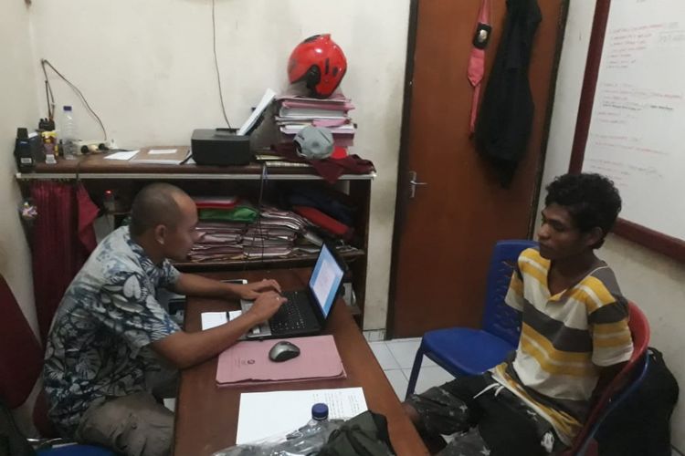 NN seorang pria terduga pelaku pembunuhan tiga orang warga di Desa Wailikut, Kecamatan Waisama, Kabupaten Buru Selatan, Maluku menjalani pemeriksaan di Kantor Polres Pulau Buru, Minggu malam (3/2/2019).