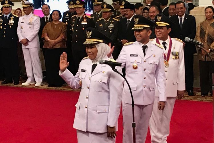 Gubernur dan Wakil Gubernur Jawa Timur Khofifah Indar Parawansa dan Emil Dardak saat memgikuti pelantikan di Istana Negara Jakarta, Rabu (13/2/2019).