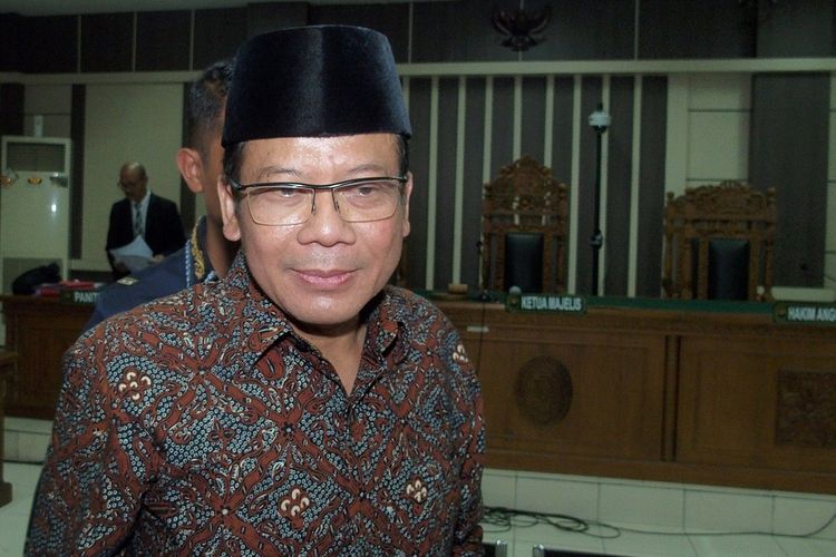 Terdakwa kasus suap pengurusan dana alokasi khusus Kab. Kebumen dan Kab. Purbalingga, Wakil Ketua DPR Taufik Kurniawan, berjalan meninggalkan ruang sidang usai menjalani sidang dengan agenda pembacaan vonis, di Pengadilan Tipikor Semarang, Jawa Tengah, Senin (15/7/2019). Majelis hakim memvonis Taufik Kurniawan dengan hukuman enam tahun penjara dan denda Rp200 juta subsider empat bulan kurungan. ANTARA FOTO/R. Rekotomo/foc.