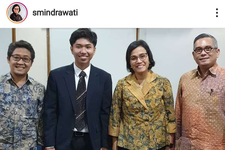 Menteri Keuangan Sri Mulyani Indrawati menjadi penguji sidang skripsi mahasiswa FEB UI.