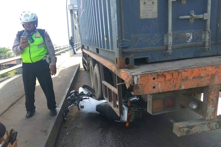 Seorang anggota kepolisian melihat sepeda motornya yang terlindas truk tronton di Jembatan Kapuas II, Kabupaten Kubu Raya, Kalimantan Barat, Jumat (3/5/2019).