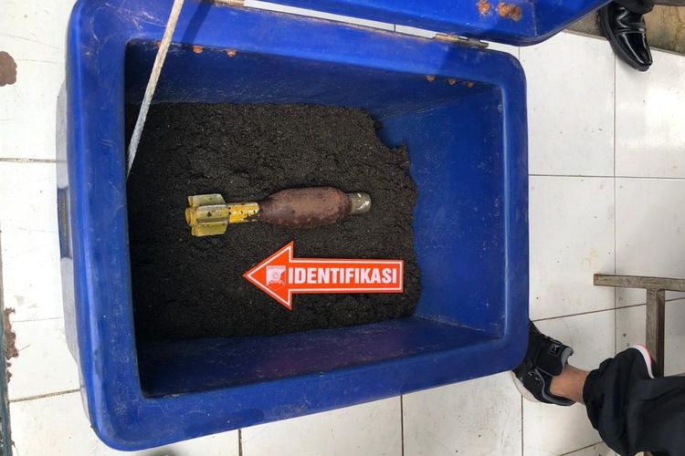 Sebuah mortir aktif ditemukan tersimpan di lemari bufet milik Budiarti warga Jalan Masjid nomor 29, Kelurahan Sidanegara, Kecamatan Cilacap Tengah, Cilacap, Jawa Tengah, Selasa (18/6/2019).