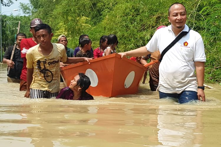 Bantuan kepada korban banjir akibat luapan kali lamong mulai berdatangan, salah satunya di Desa Kedungrukem, Kecamatan Benjeng, Gresik, Kamis (2/5/2019).