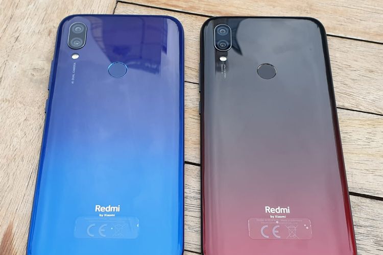 Redmi Note varian Comet Blue (kiri) dan Lunar Red (kanan)