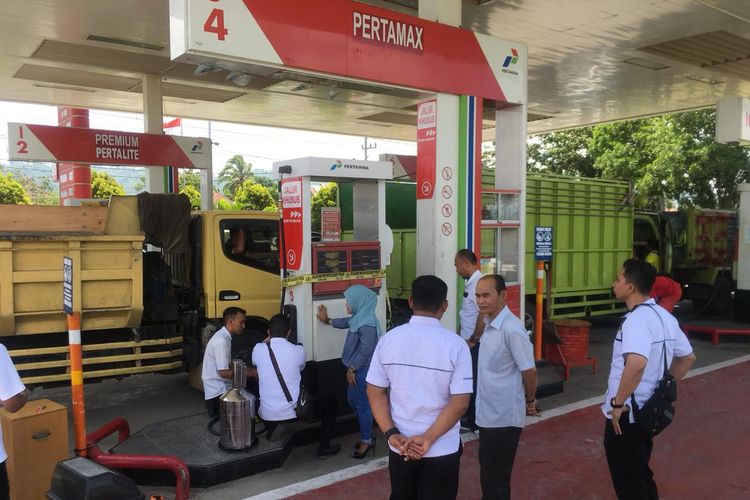 Tim Polda Gorontalo bersama ahli Metrologi Legal Kota Gorontalo dan Ahli Penera dari Dinas Perindustrian dan Perdagangan Kabupaten Gorontalo melakukan pemeriksaan dispenser SPBU.