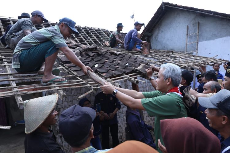 Gubernur Jawa Tengah (Jateng) Ganjar Pranowo bersama masyarakat dan anggota Pramuka Peduli ikut membongkar rumah Mbah Dami (82) yang mendapat bantuan renovasi dari Pemerintah Provinsi Jateng, di Blora, Selasa (27/8/2019).