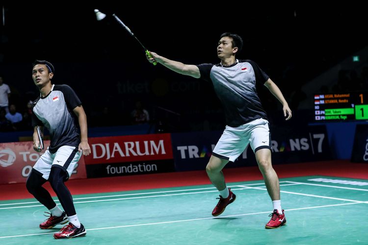 Pasangan ganda putra Indonesia, Mohammad Ahsan dan Hendra Setiawan saat melawan ganda putra Jepang, Yugo Kobayashi dan Takuro Hoki dalam babak semifinal Blibli Indonesia Open 2019 di Istora Senayan, kompleks GBK, Jakarta, Sabtu (20/7/2019). Mohammad Ahsan dan Hendra Setiawan menang dengan skor 17-21, 21-19, 21-17.