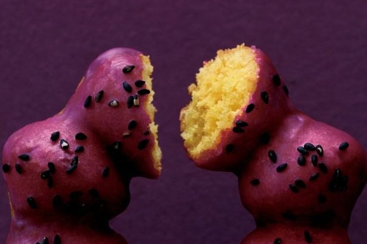 Sweet Potato-do Purple Sweet Potato” yang dijual dengan harga 130 yen  tersedia di Mister Donuts.