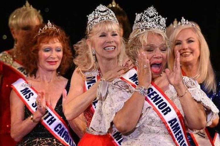 Carolyn Slade Harden memenangkan ajang Miss Senior America 2017, pada 19 Oktober 2017, di New Jersey, AS. (AFP)
