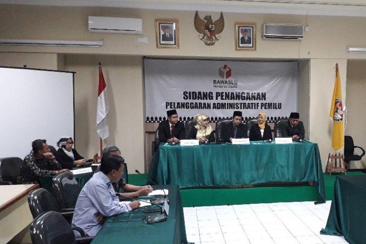 Suasana sidang pembacaan amar putusan terkait tayangan videotron Jokowi-Maruf di Kantor Bawaslu DKI Jakarta, Jumat (26/10/2018).