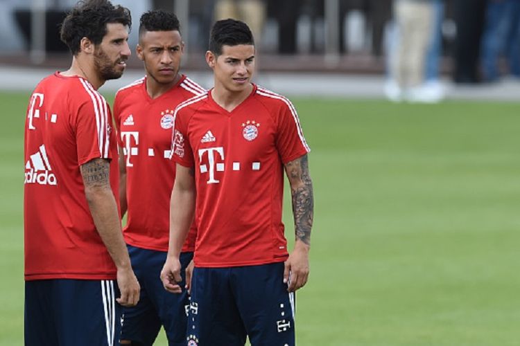 Javi Martinez menemani dua pemain baru Bayern, Corentin Tolisso dan James Rodriguez, dalam latihan di markas Bayern, Kamis (13/7/2017). 