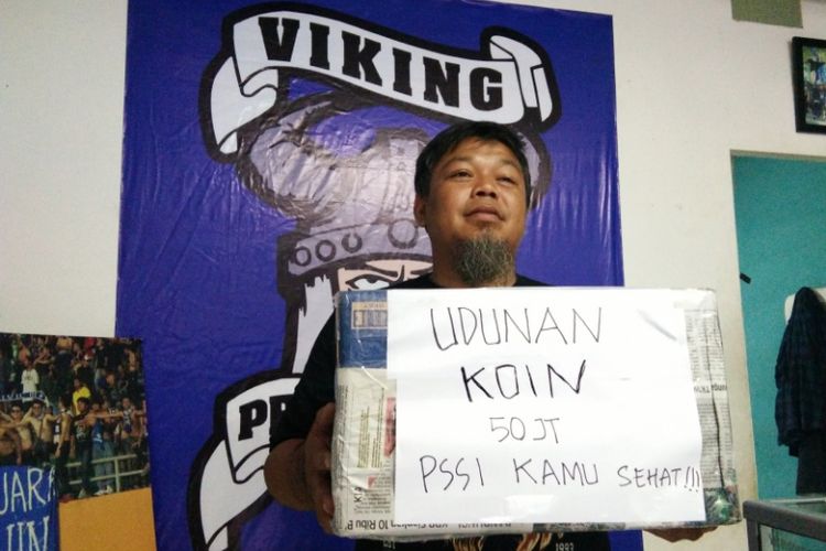 Pengurus Viking, Yana Umar saat memperlihatkan kotak sumbangan untuk menggalang dana atas denda Komisi Disiplin terkait pembuatan konfigurasi Save Rohingya