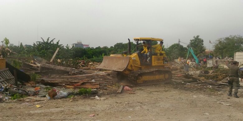 Penertiban pemukiman di Taman BMW, Kelurahan Papanggo, Kecamatan Tanjung Priuk, Jakarta Utara, Selasa (1/8/2017).