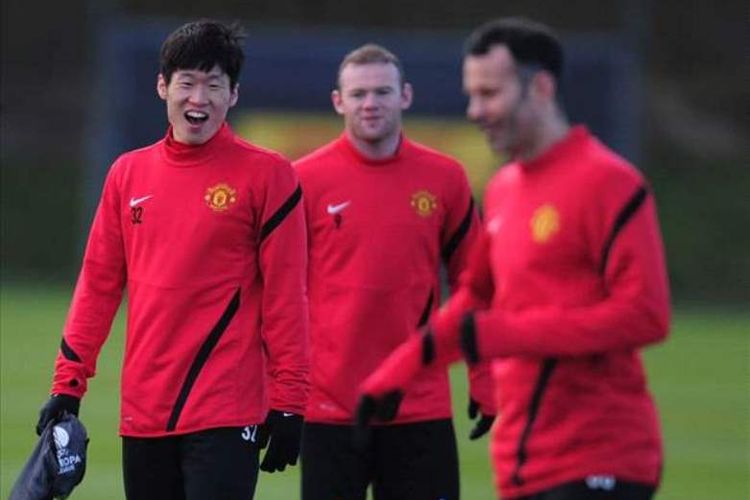 Parki Ji-sung (kiri) dan dua legenda Manchester United, Wayne Rooney dan Ryan Giggs.