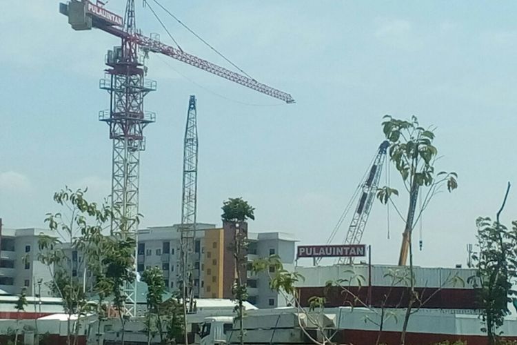 Pengerjaan proyek pembangunan tower rusun di sampin Masjid Raya Jakarta, Selasa (10/10/2017).