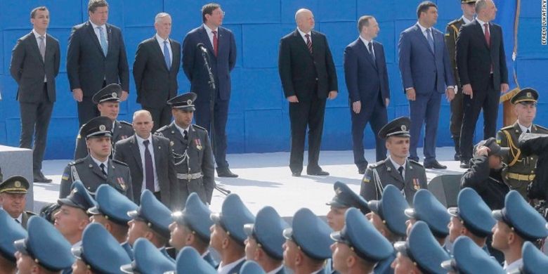 Menteri Pertahanan AS, James Mattis (berdiri ketiga dari kiri), dan para petinggi Ukraina, memantau parade militer dalam rangkap perinatan Hari Kemerdekaan Ukraina di Kiev, Kamis (24/8/2017).