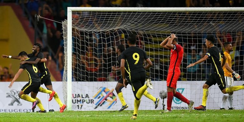 Penyerang timnas Malaysia, Thanabalan Nadarajah (2 dari kiri), melakukan selebrasi bersama rekannya setelah mencetak gol ke gawang Singapura dalam pertandingan penyisihan Grup A SEA Games 2017 di Shah Alam Stadium, Kuala Lumpur, 16 Agustus 2017.
