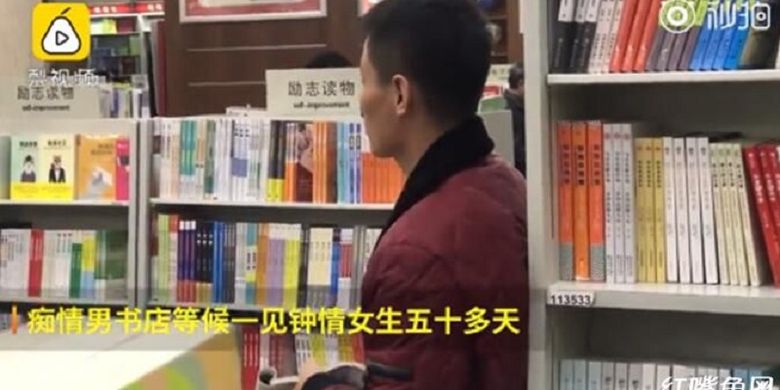 Pria bermarga Sun ini menjadi viral karena selalu berada di toko buku yang sama selama lebih dari 50 hari untuk bertemu dengan gadis yang sempat bertatap mata dengannya selama 10 detik.