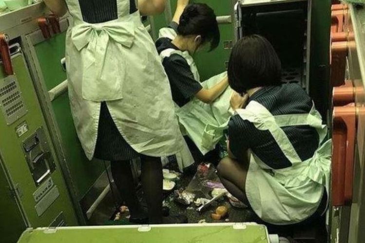 Para pramugari maskapai penerbangan Eva Air membersihkan makanan yang berhamburan akibat pesawat jurusan Taipei-Chicago itu diguncang turbulensi.