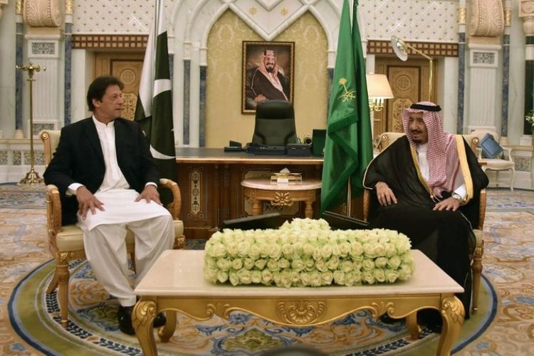 Raja Salman bertemu dengan Perdana Menteri Pakistan Imran Khan selama pertemuan di Riyadh, Saudi, pada 23 Oktober 2018. (AFP/PID)