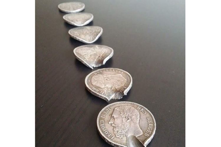 Enam koin ini menyelamatkan seorang tentara Belgia era Perang Dunia I, Optatius Buyssens, dari terjangan peluru. (Reddit/Vincent Buyssens)