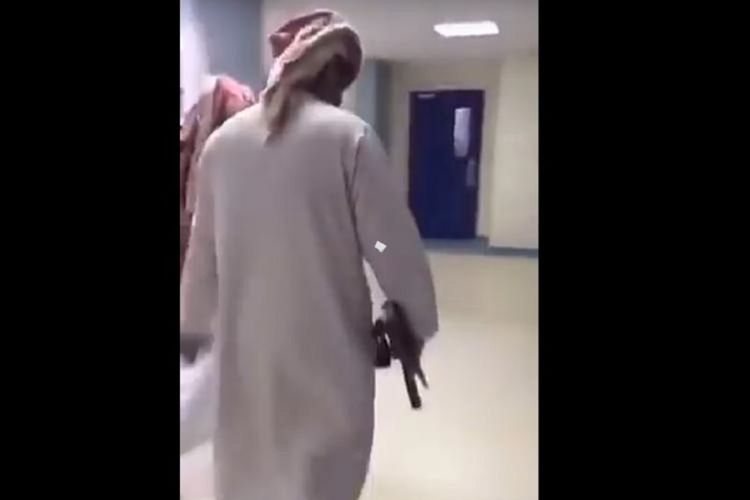 Potongan video memperlihatkan remaja di Arab Saudi membawa senapan serbu AK-47 ke sekolah.