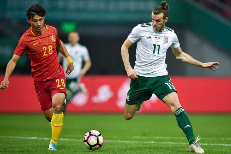 Wang Shenchao mengawal Gareth Bale saat laga uji coba antara timnas China dan Wales di Guangxi, Kamis (2/3/2018). 