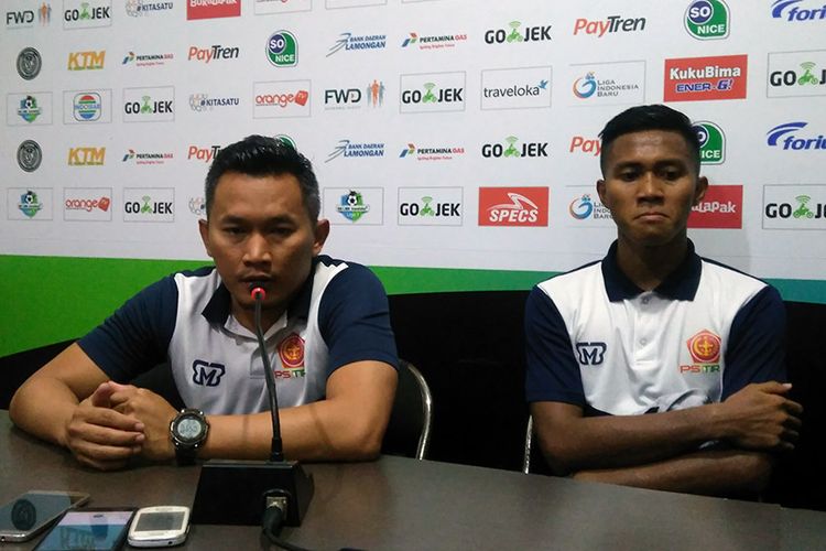 Ganjar Mukti (kanan) bersama pelatih PS Tira, Rudy Eka Priyambada.
