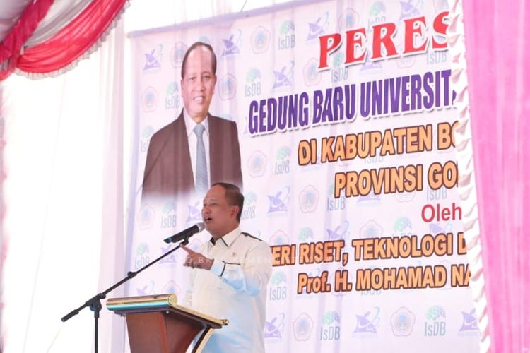 Menristekdikti dalam acara Penyerahan Surat Keputusan (SK) Izin Penyelenggaraan Program Studi Kedokteran dan peresmian gedung baru Universitas Negeri Gorontalo, 24 Januari 2019.