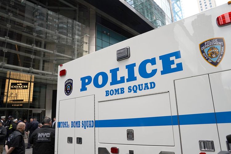 Satuan Penjinak Bom dari Kepolisian New York saat terjadi penemuan paket berbahaya di markas CNN di New York, Oktober lalu.