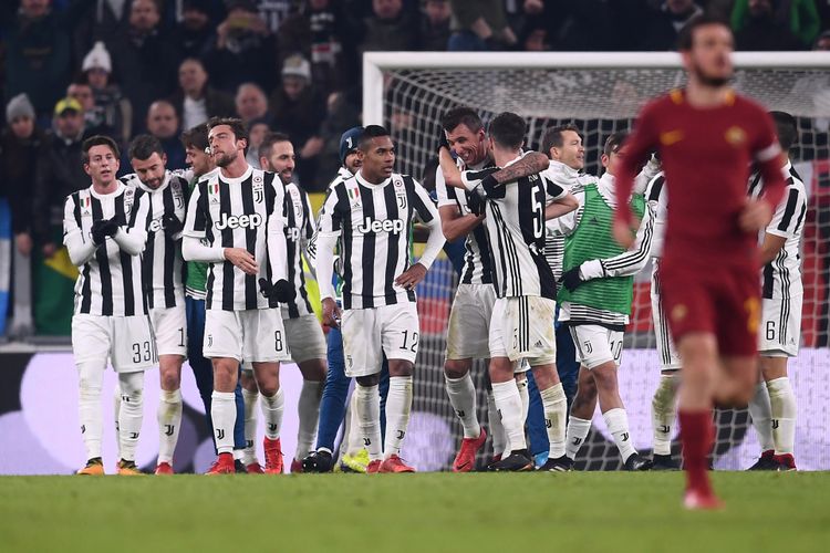Para pemain Juventus merayakan kemenangan atas AS Roma pada pertandingan Serie A di Stadion Allianz, Sabtu (23/12/2017).