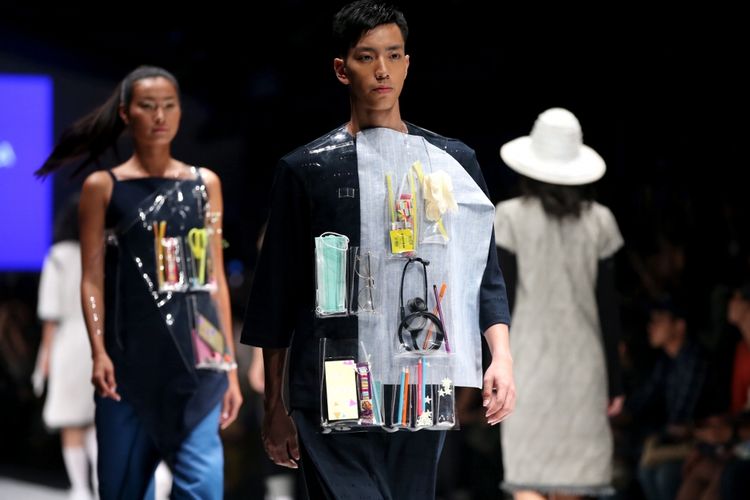 Model memeragakan busana rancangan Danjyo Hiyoji saat Jakarta Fashion Week 2018 di Jakarta, Jumat (27/10/2017). KOMPAS IMAGES/KRISTIANTO PURNOMO
