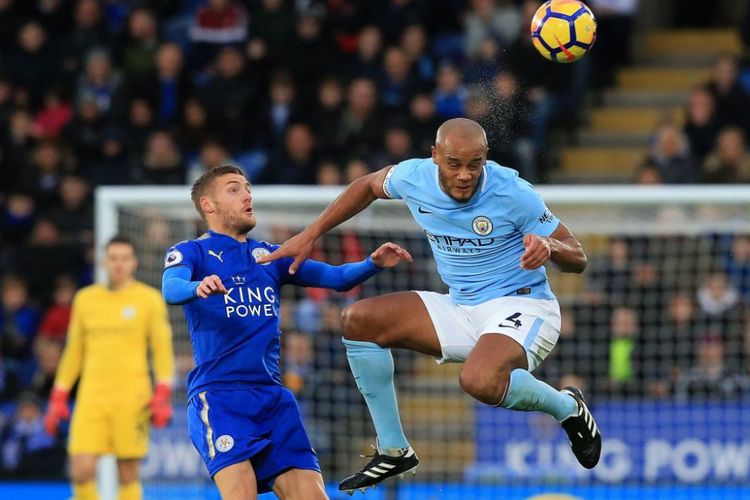 Jamie Vardy dan Vincent Kompany berduel di udara pada pertandingan Premier League antara Leicester City dan Manchester City di King Power Stadium, Sabtu (18/11/2017).