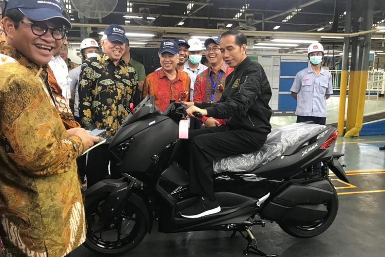 Presiden Joko Widodo mencoba menaiki Yamaha Xmax saat berkunjung ke pabrik Yamaha di Pulo Gadung