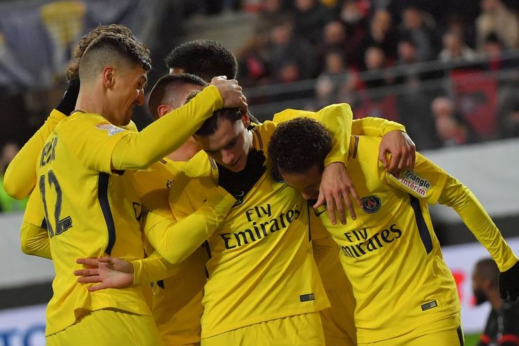 Para pemain Paris Saint-Germain merayakan keberhasilan mencetak gol ke gawang Rennes pada laga semifinal Piala Liga Perancis, Selasa (30/1/2018).