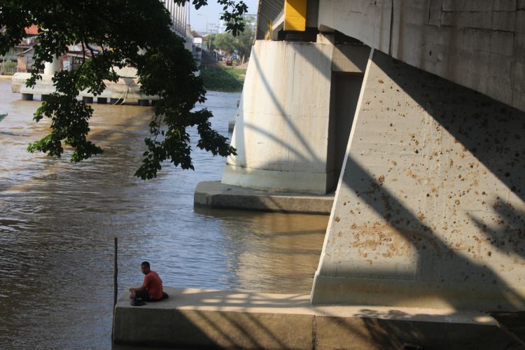 Kondisi tiang Jembatan Ogan Lama usai ditabrak kapal tongkang