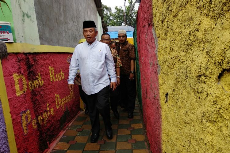 Walikota Bekasi Rahmat Effendi melihat kampung Rawabambu, Kali Baru, Medan Satria, Bekasi, Kamis (8/2/2018).