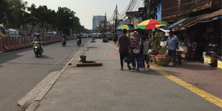 Suasana dekat Stasiun Tanah Abang, Jakarta Pusat, Selasa (3/7/2017) sore. Pekan awal setelah libur Lebaran 2017, kawasan Tanah Abang masih lengang, terlihat dari trotoar yang sepi dari pedagang.