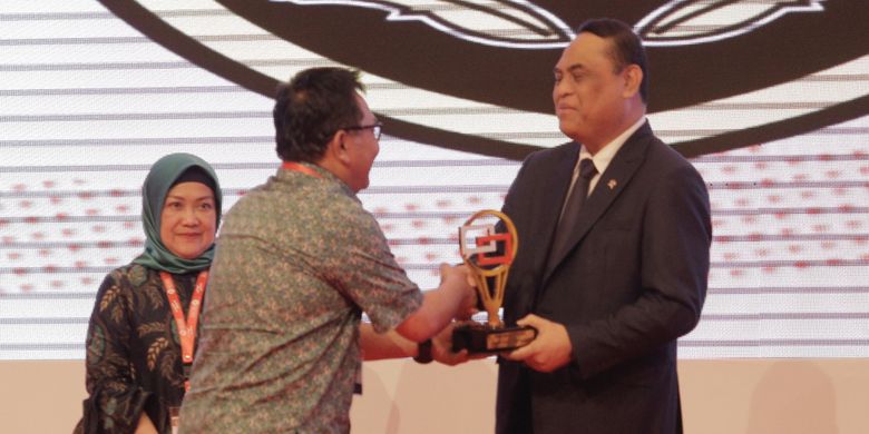 Menteri PAN-RB Syafruddin saat memberikan apresiasi kepada Pemerintah Kota Semarang sebagai Pengelola Laporan Terbaik di ajang International Public Service Forum 2018 yang berlangsung di Jakarta Convention Center, Kamis (8/11).