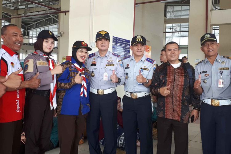 Sylviana Murni bersama Kepala Dinas Perhubungan DKI Jakarta dan Kepala Terminal Pulogebang, Selasa (12/6/2018)