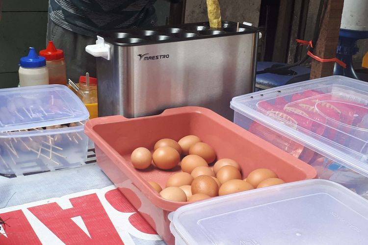 Penjual Telur Gulung saat ditemui Kompas.com, Jumat (13/8/2018)