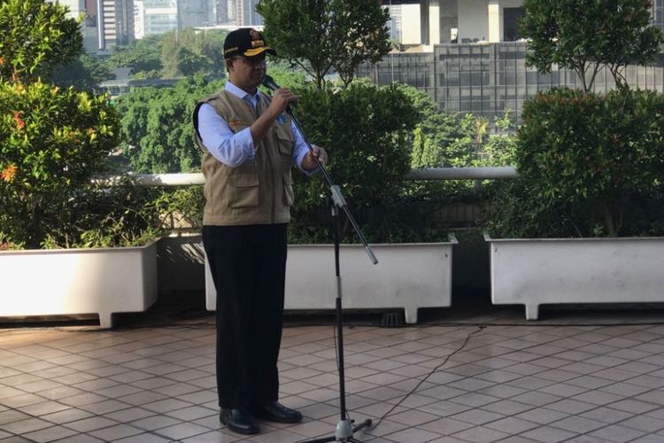 Gubernur DKI Jakarta Anies Baswedan saat memimpin apel di Gedung Intiland, Jakarta, Jumat (16/3/2018).