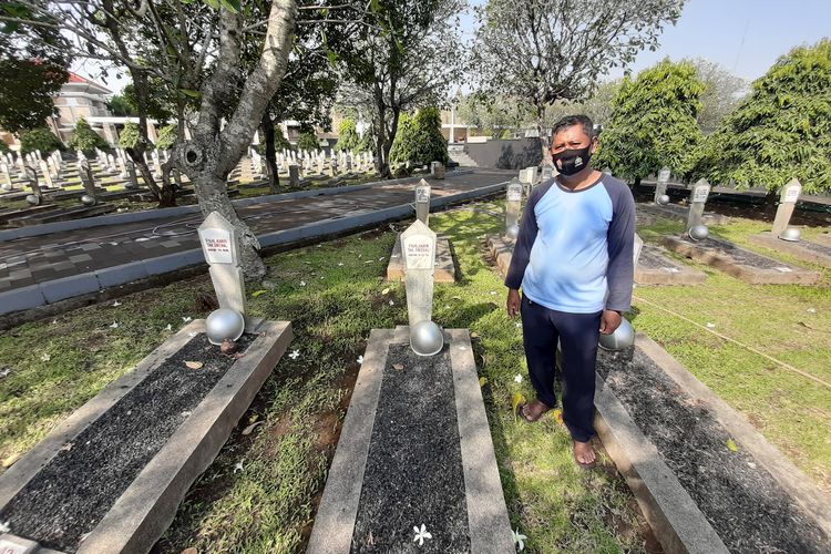Sumardi, salah satu petugas di Taman Makam Pahlawan, saat ditemui Kompas.com pada Senin (9/11/2020). Dia bertutur banyak soal sejarah keberadaan pahlawan tak dikenal di taman makam ini. 
