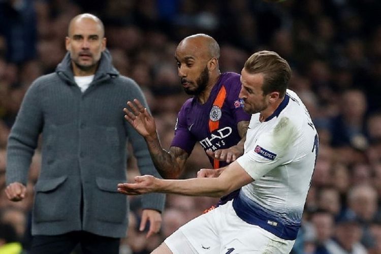 Striker Tottenham Hotspur, Harry Kane, ditekel gelandanng Manchester City, Fabian Delph, sebelum meninggalkan lapangan karena cedera pada leg pertama perempat final Liga Champions di Stadion Tottenham Hotspur, 10 April 2019.