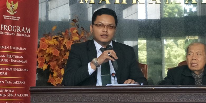 Juru bicara MK Fajar Laksono saat memberikan keterangan pers di gedung MK, Jakarta Pusat, Selasa (16/1/2018). 