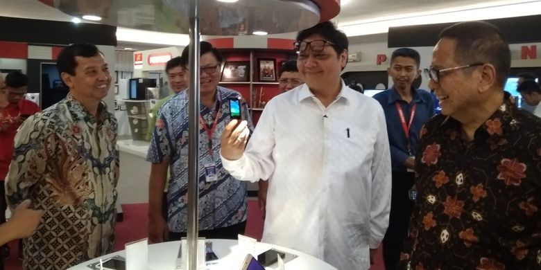 Menteri Perindustrian ketika melihat salah satu produk Polytron berupa ponsel berfitur sederhana (feature phone) di salah satu pabrik Polytron di Kudus, Senin (4/6/2018). 