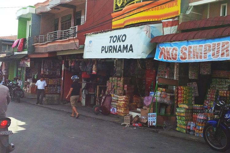 Sejumlah toko penjual sembako dari Malaysia di Pasar Baru Kabupaten Nunukan. Harga sejumlah sembako yang didatangkan dari Malaysia di wilayah Kabupaten Nunukan mulai merangkak naik. Kenaikan antara Rp 500 hingga Rp 3.000 dialami sejumlah kebutuhan pokok, seperti tepungm gula dan minyak goreng.