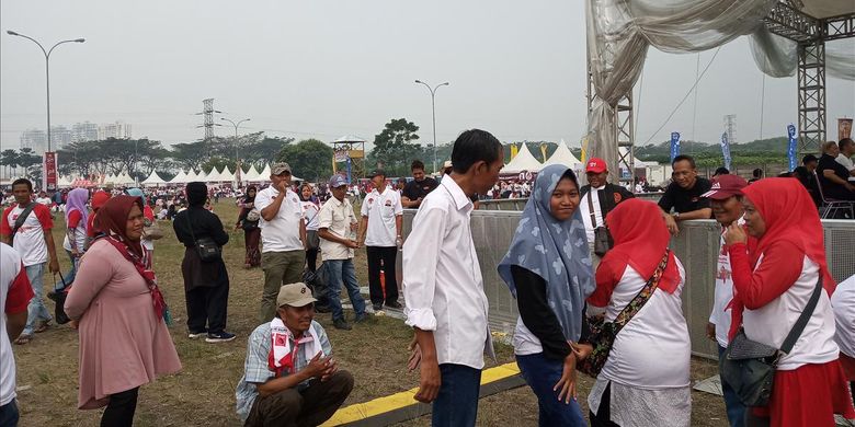 Sejumlah warga berebut untuk berfoto bersama Jokowi di acara Visi Indonesia di Sentul, Bogor, Minggu (14/7/2019)