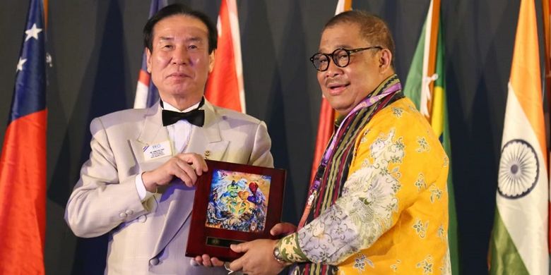 Sekjen Kemensos Hartono Laras menerima plakat dari Presiden Lions Club Internasional Jun Yul Choi Kamis (05/09/2019).