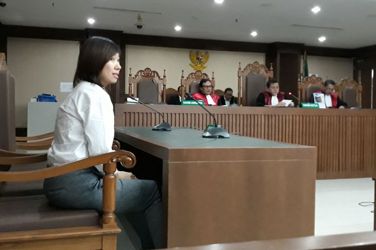 Terpidana Ng Fenny saat mengajukan permohonan PK di Pengadilan Tipikor Jakarta, Rabu (8/7/2018).